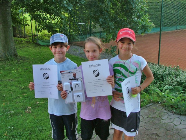 JMMidcourt_Niklas_Madeleine_Charlotte_esfehlt_Nils