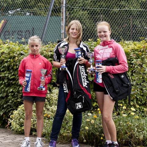 wU12-HannahCarolinePaulina